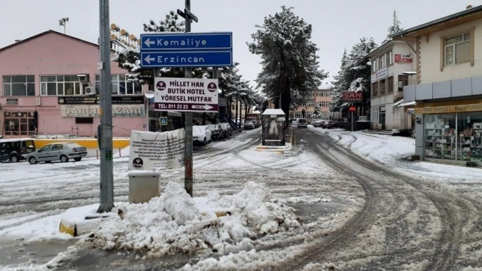 Arapgir'de korona endişesiyle boşalan sokaklar karla kaplandı