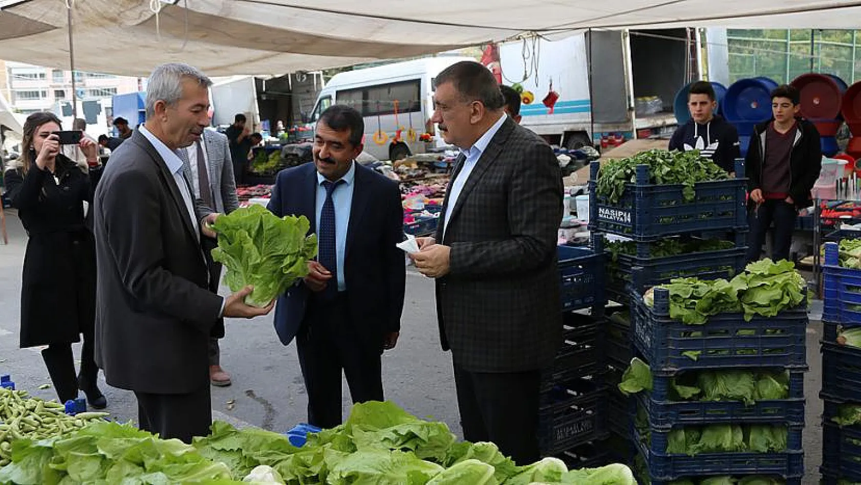 Başkan Gürkan pazar esnafı ile buluştu