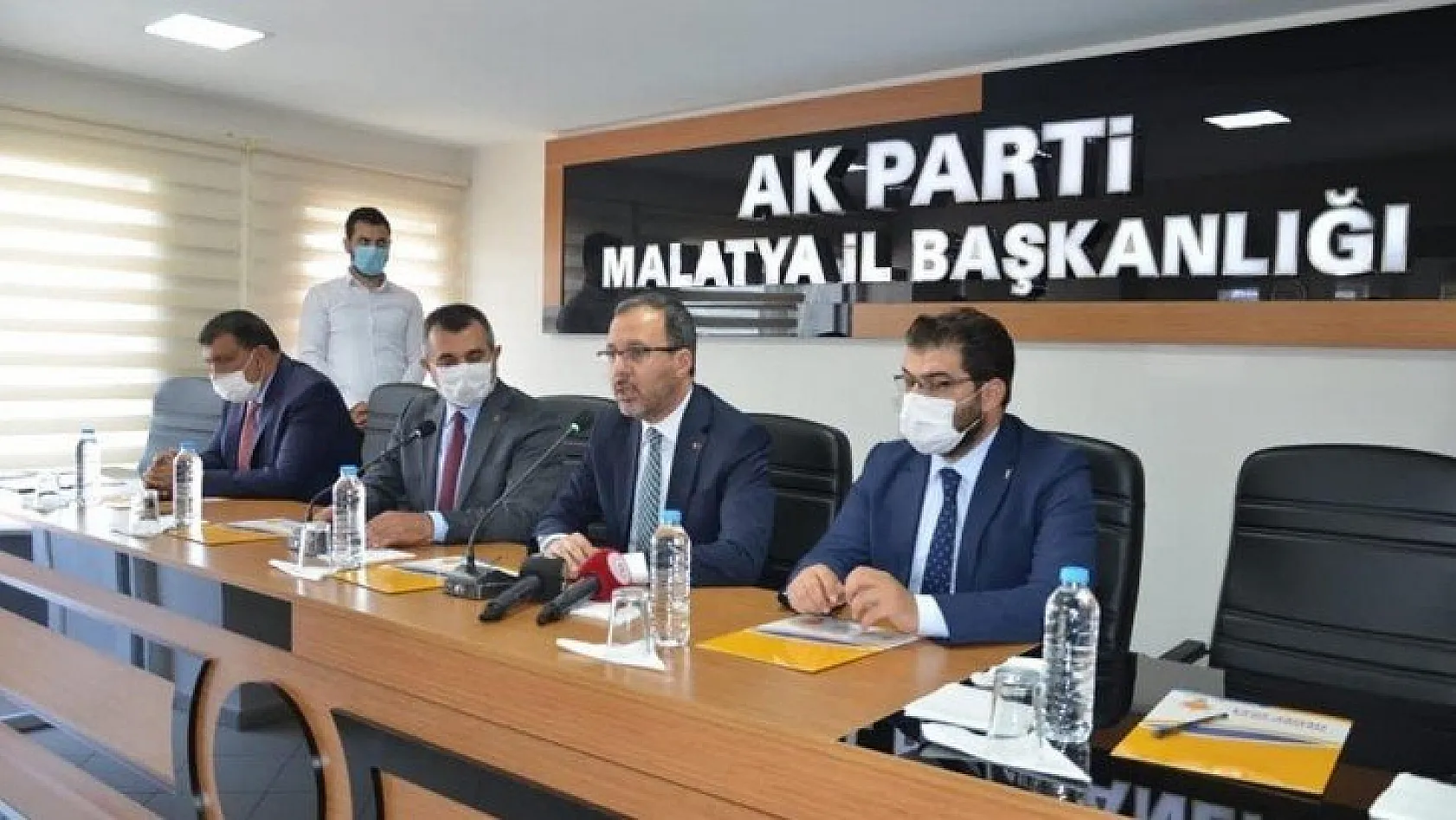 Bakan'dan AK Parti'ye ziyaret