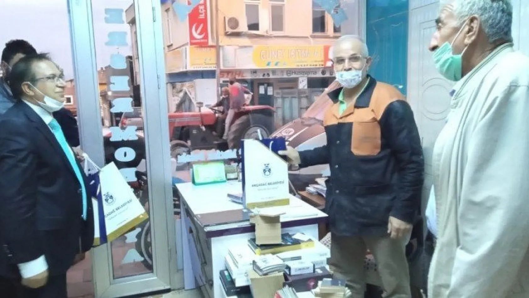Esnafa maske ve Türk bayrağı