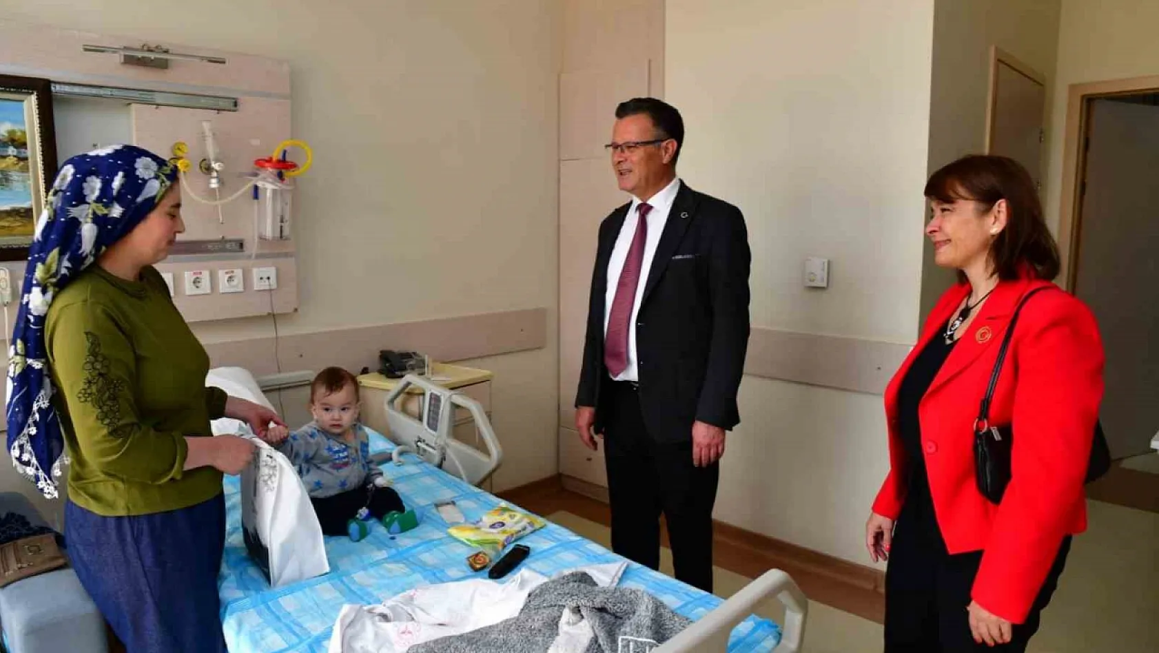 Başkan Öküzcüoğlu, hastanede tedavi gören çocukların bayramını kutladı
