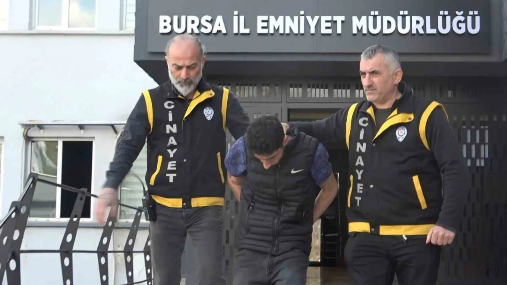 Bursa'da ailesini katletti.