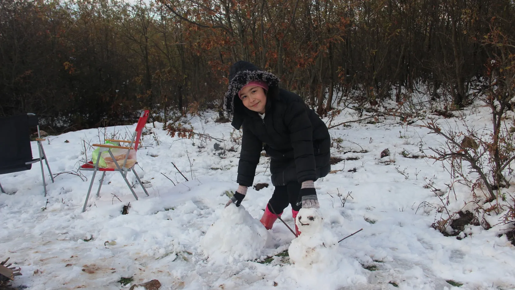 Çan'da mevsimin ilk kar yağışı çocukları sevindirdi