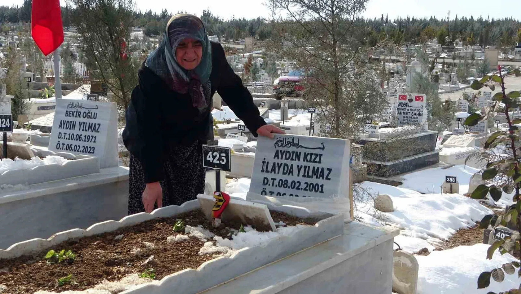 Depremde ailesini kaybeden kadın mezarlıktan ayrılamıyor
