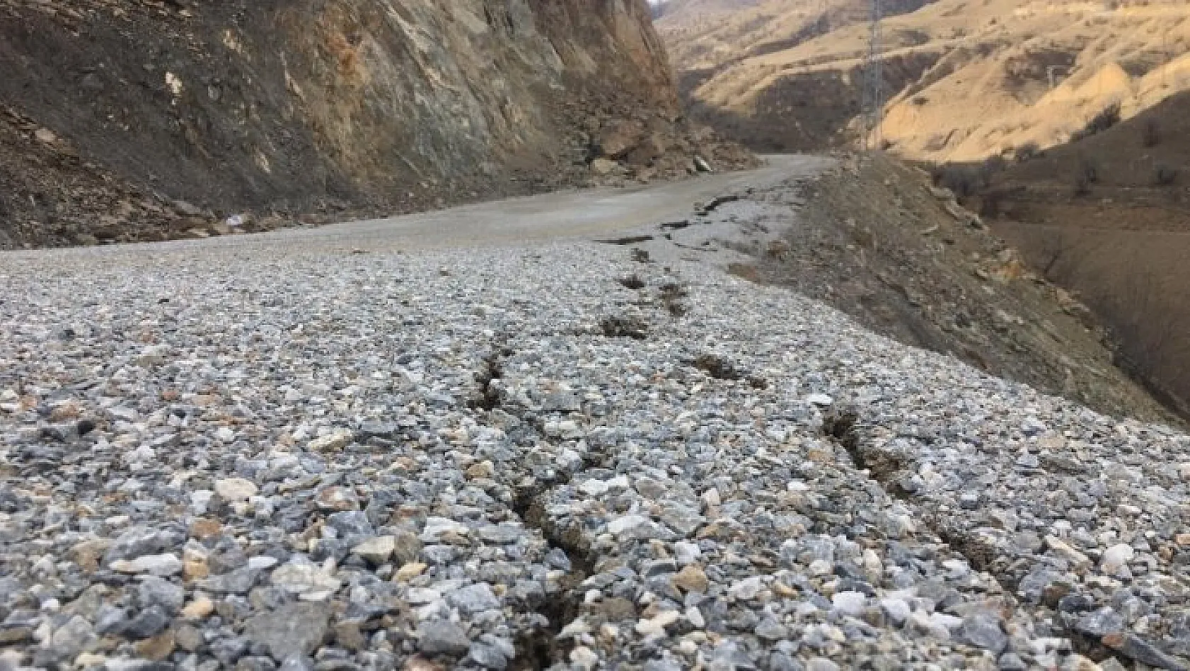 Kaya parçaları yolu kapattı