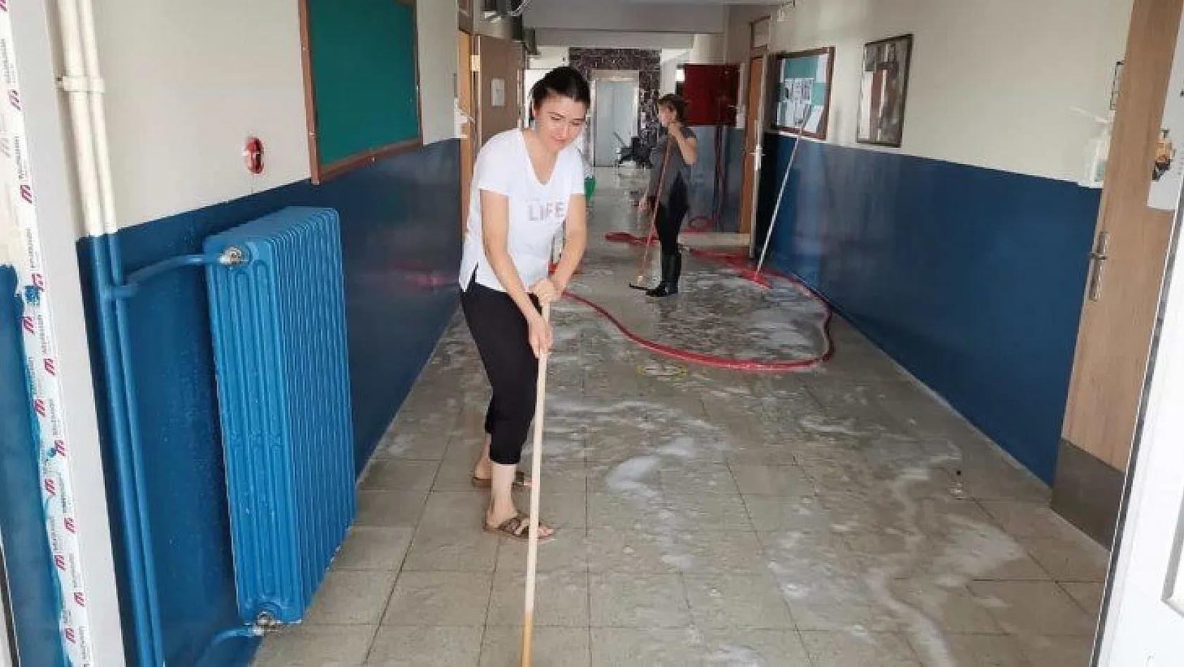 Okullarını temizlediler