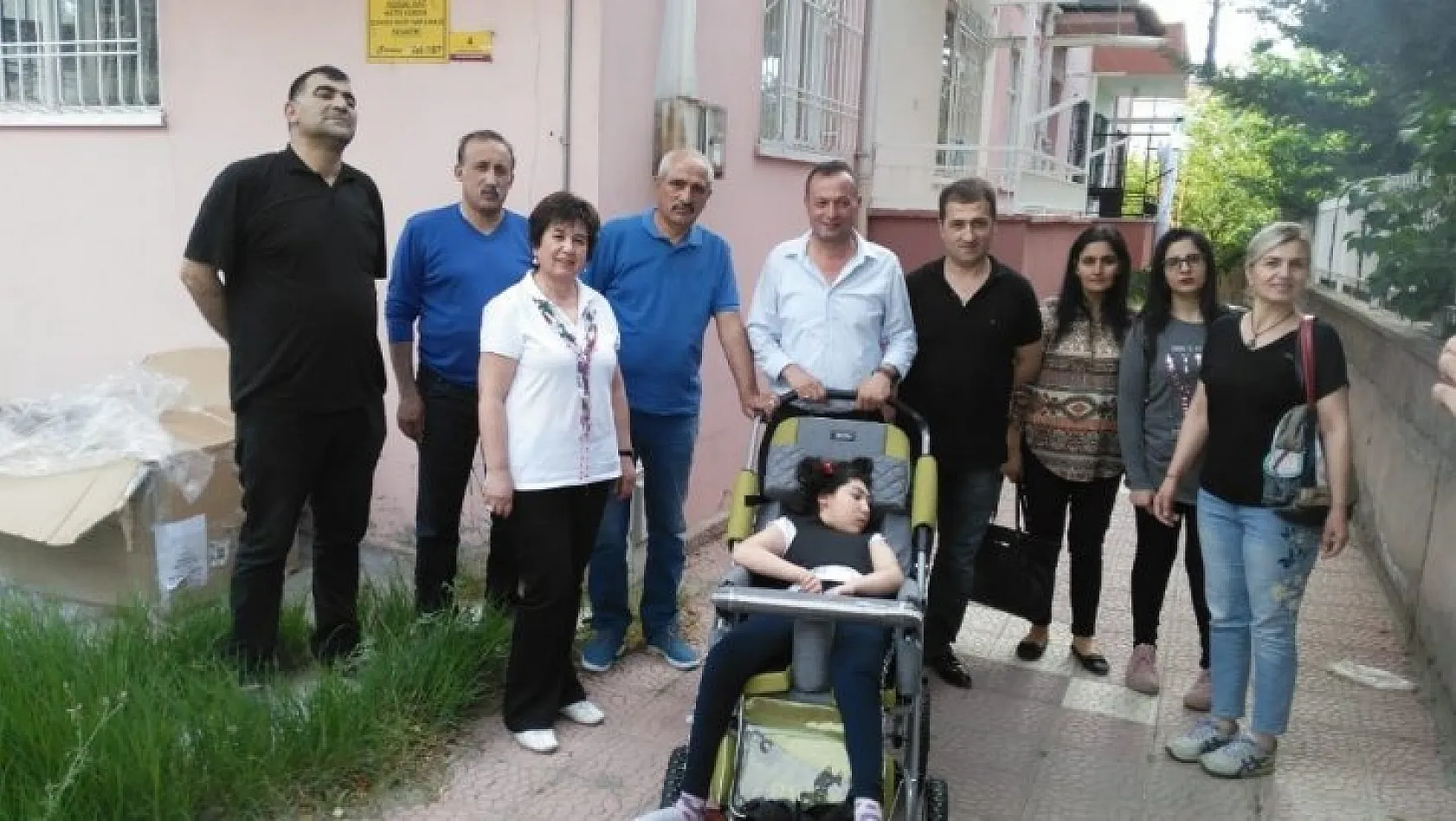 Elif Naz tekerlekli sandalyesine kavuştu