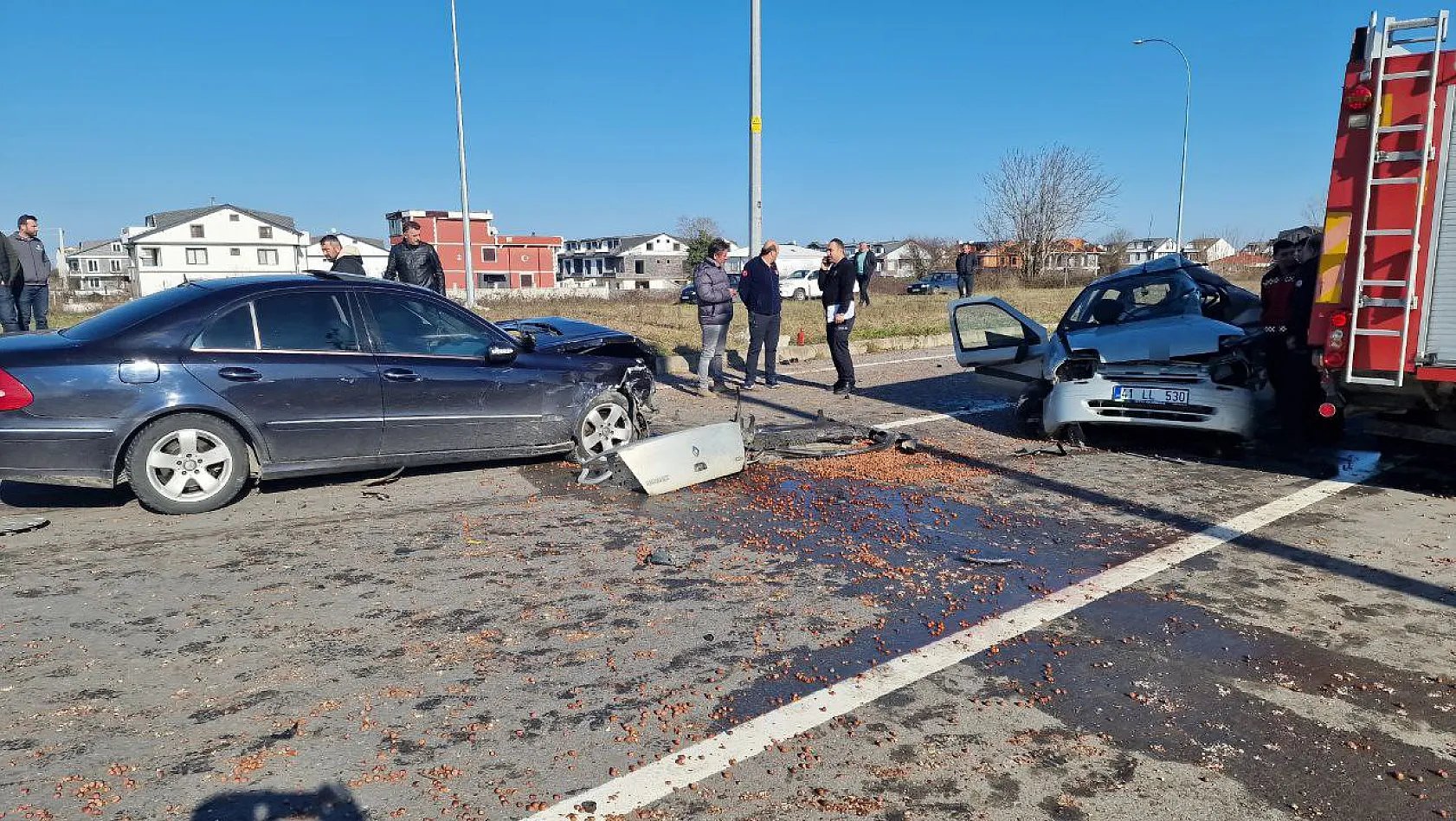 İki otomobil kavşakta çarpıştı 1 ölü, 2 yaralı