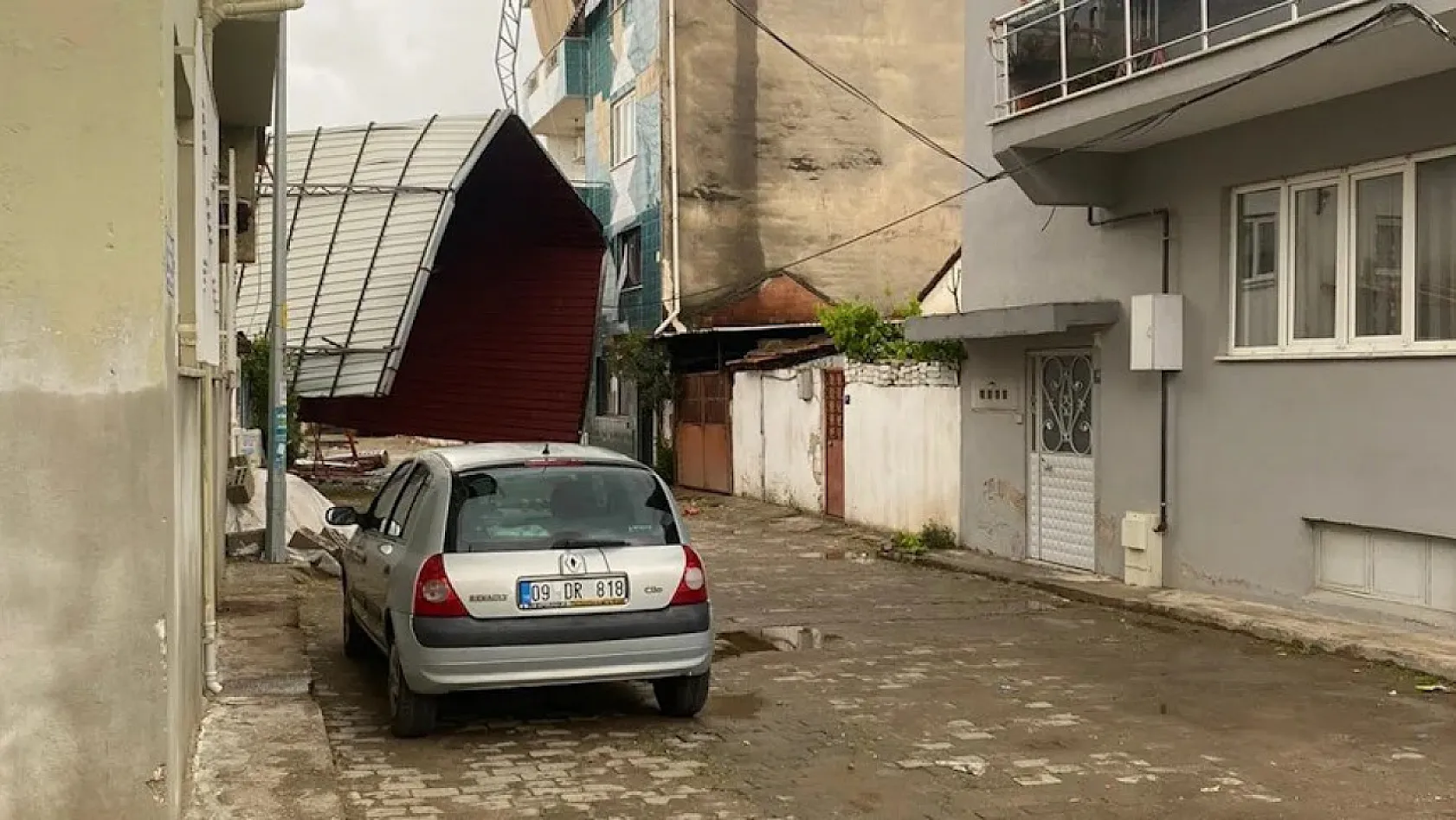 Aydın'da fırtına etkili oldu, bir binanın çatısı uçtu