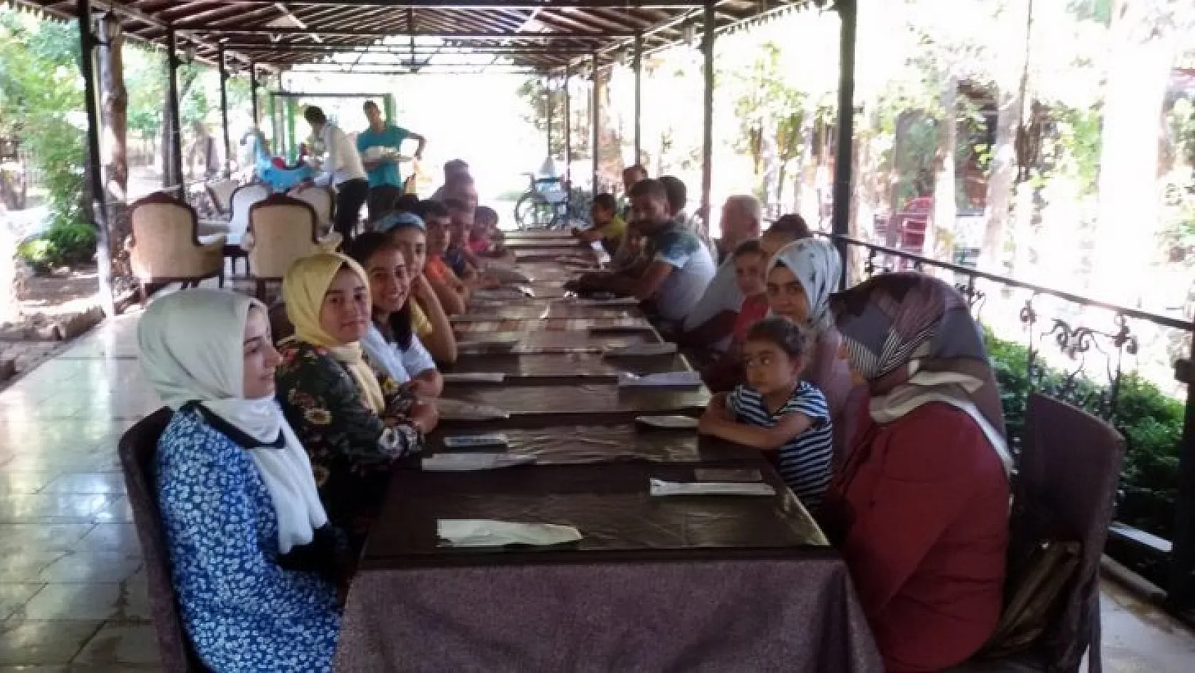 Kur'an kursu öğrencileri aileleriyle