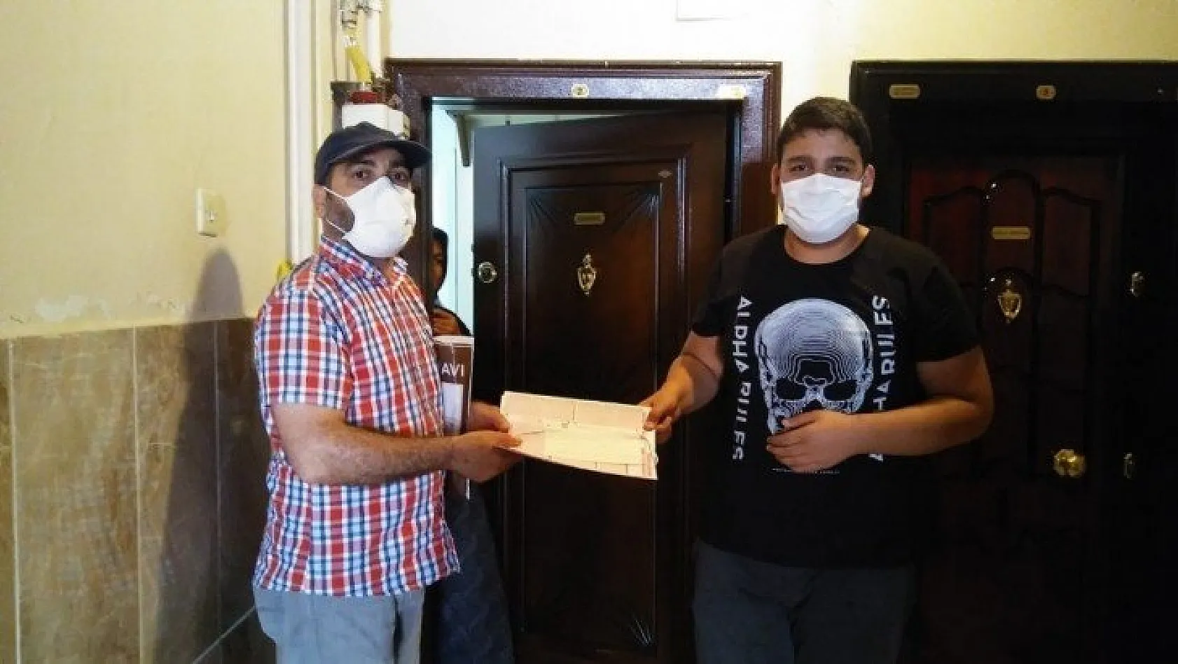 Öğrencilere maske ve deneme sınavı dağıtıldı