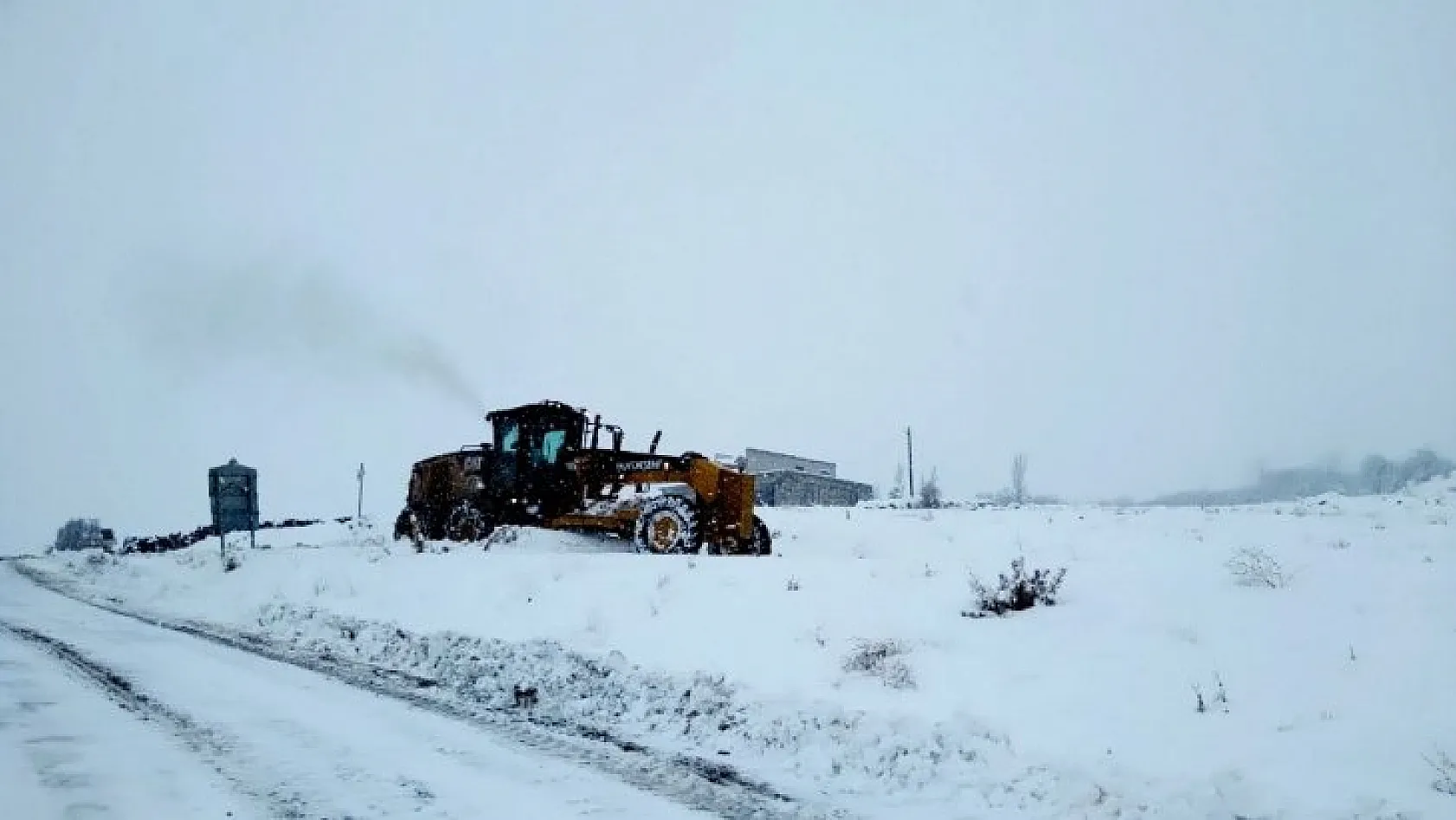 61 mahallenin yolu kardan kapandı