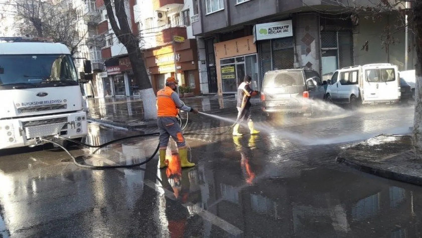 Caddeler yıkanıyor