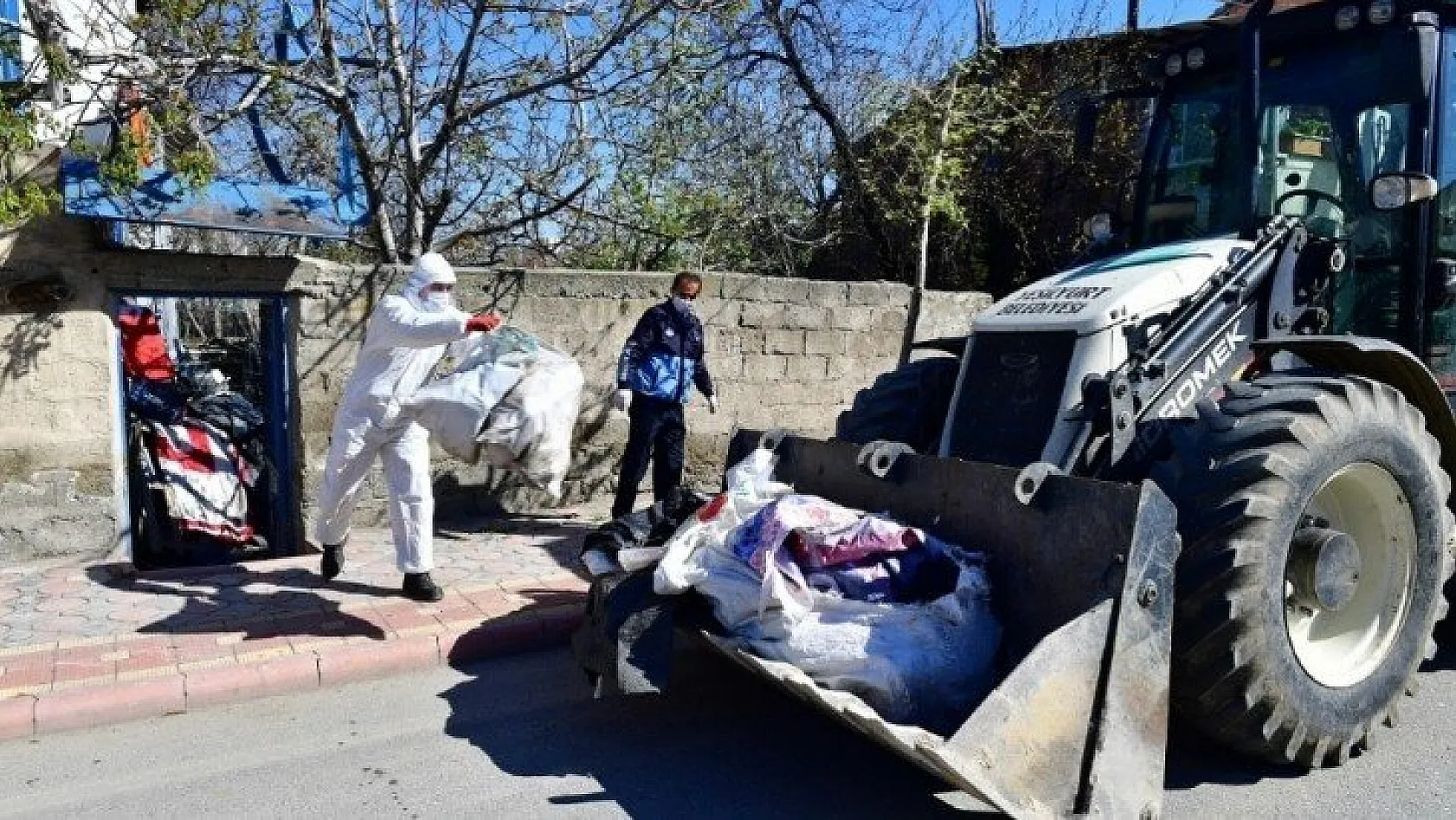 Malatya'da çöp evden 8 kamyon çöp çıkarıldı