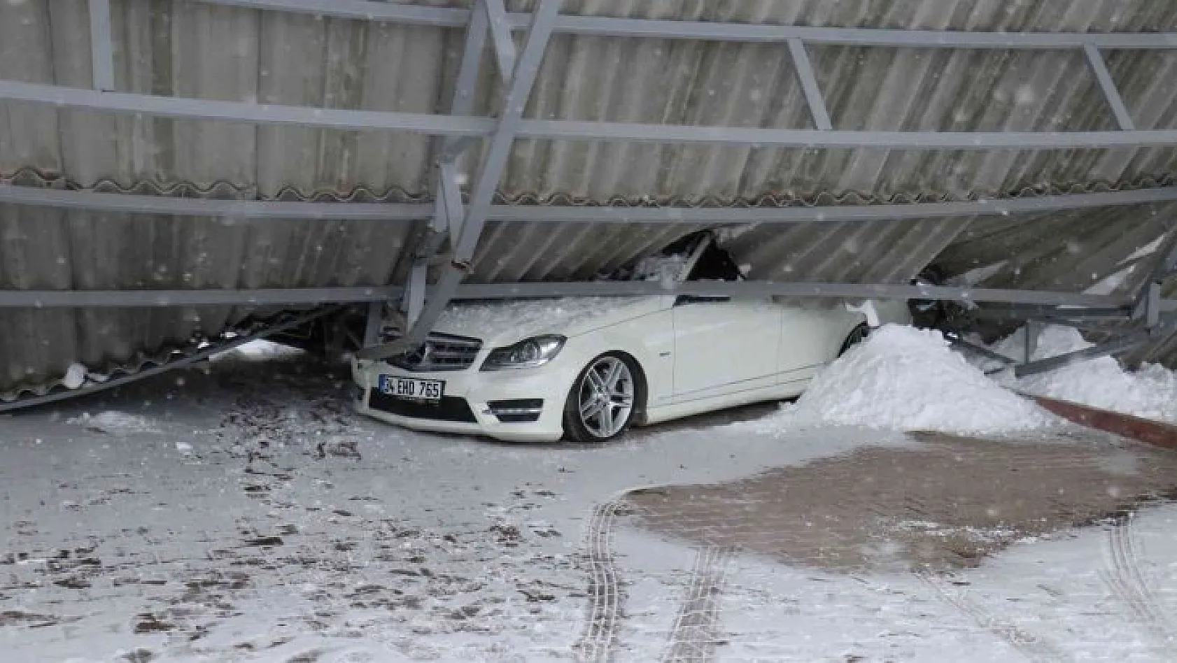 Malatya'da çatı kardan çöktü