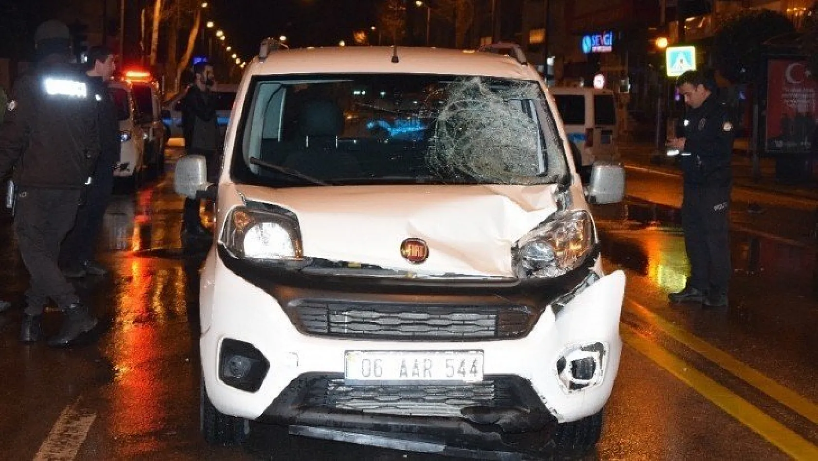 Malatya'da hafif ticari aracın çarptığı genç ağır yaralandı