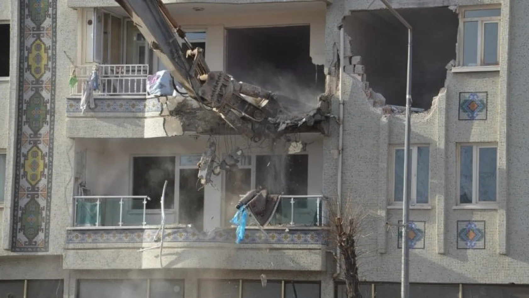 Malatya'da hasarlı binalar yıkılıyor