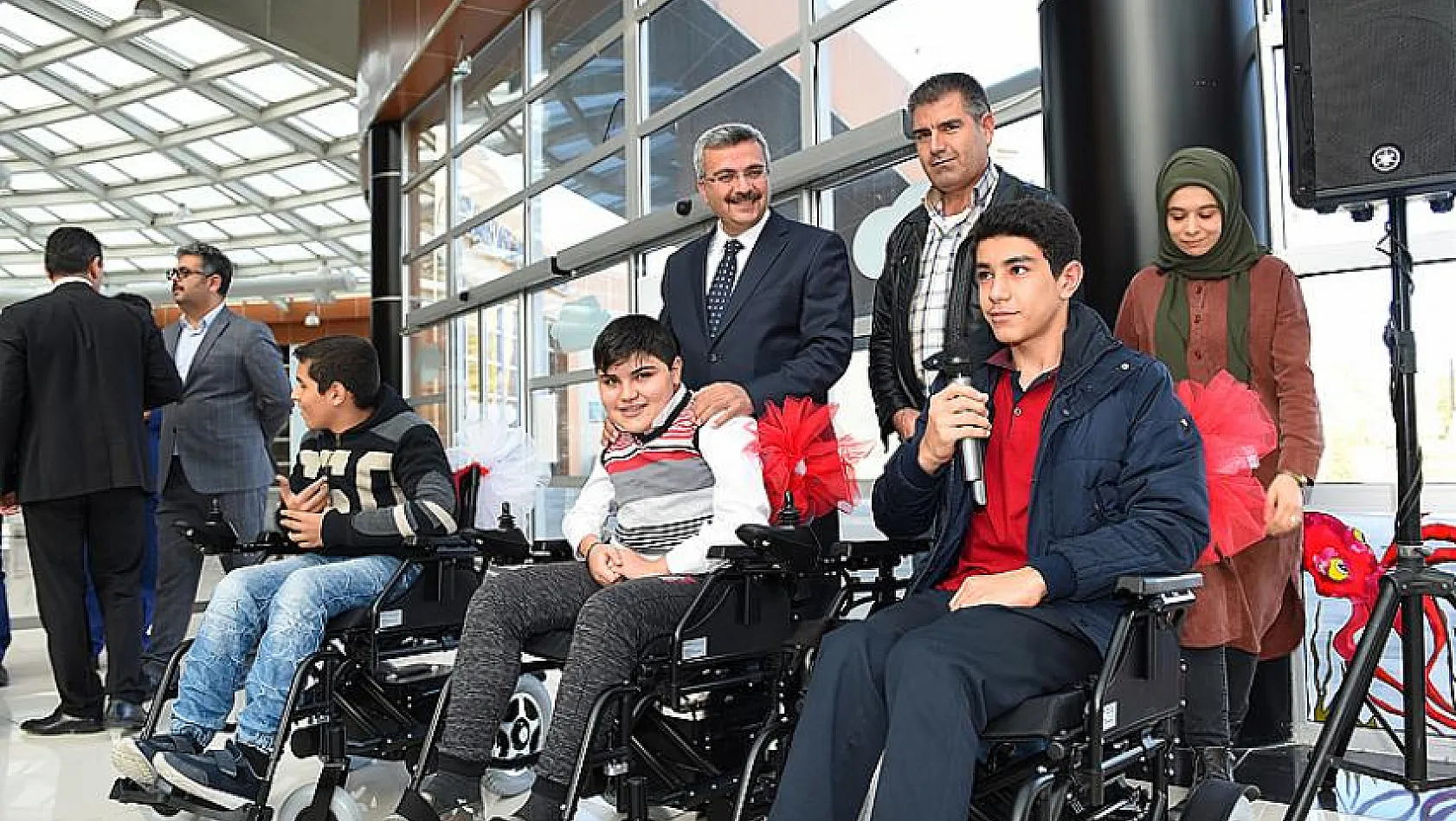 43 engelliye akülü tekerlekli sandalye