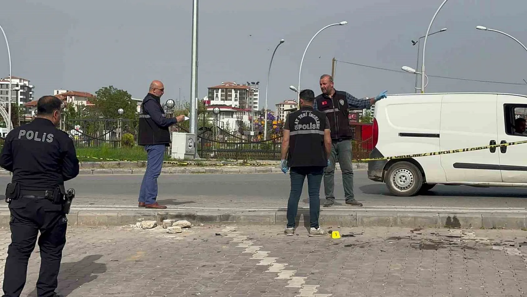 Malatya'da otomobil kaldırımda yürüyenlerin arasına daldı: 1 yaralı