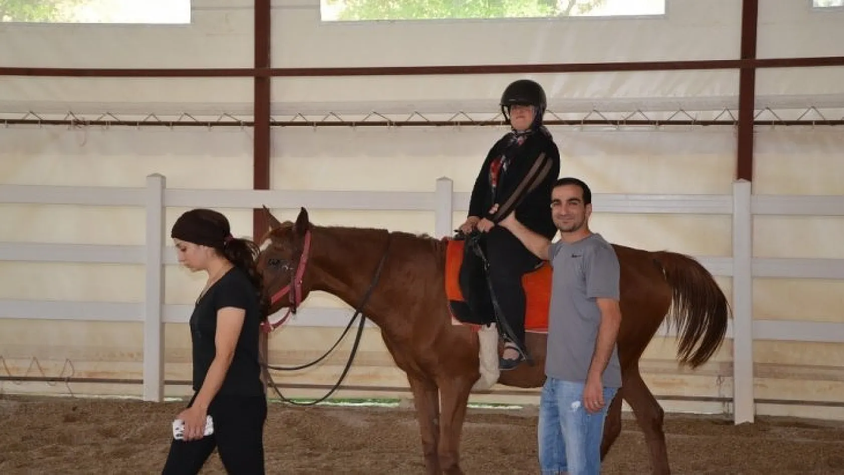 Özel çocuklar at çiftliğini gezdi