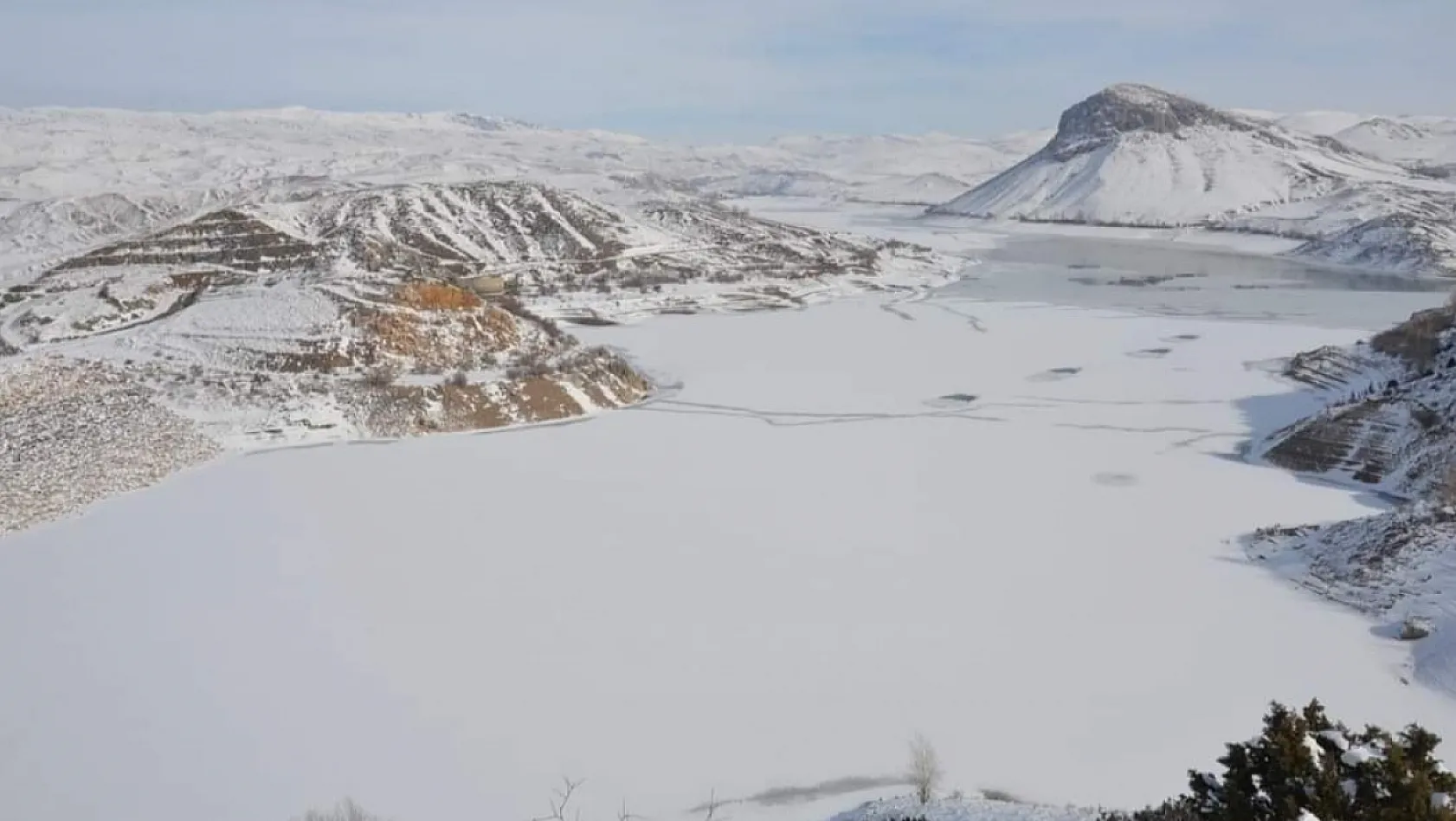 Soğuk havanın etkisiyle barajlar dondu