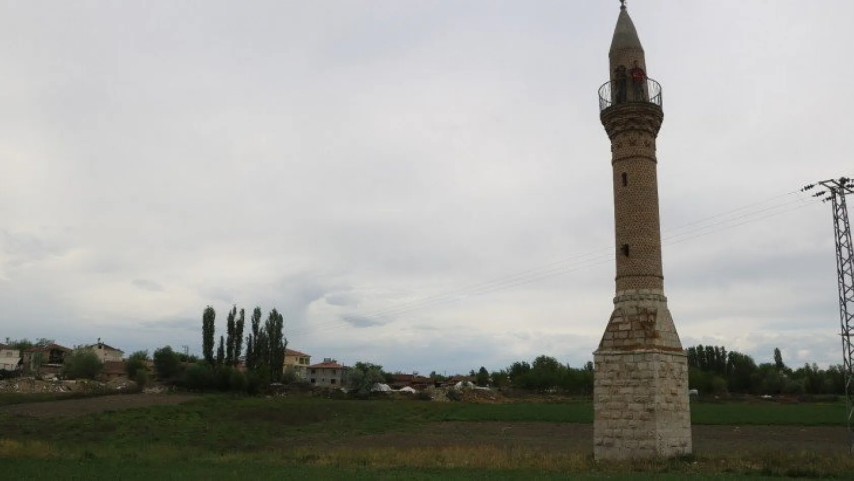 Sular altında kalan 'yalnız minare'