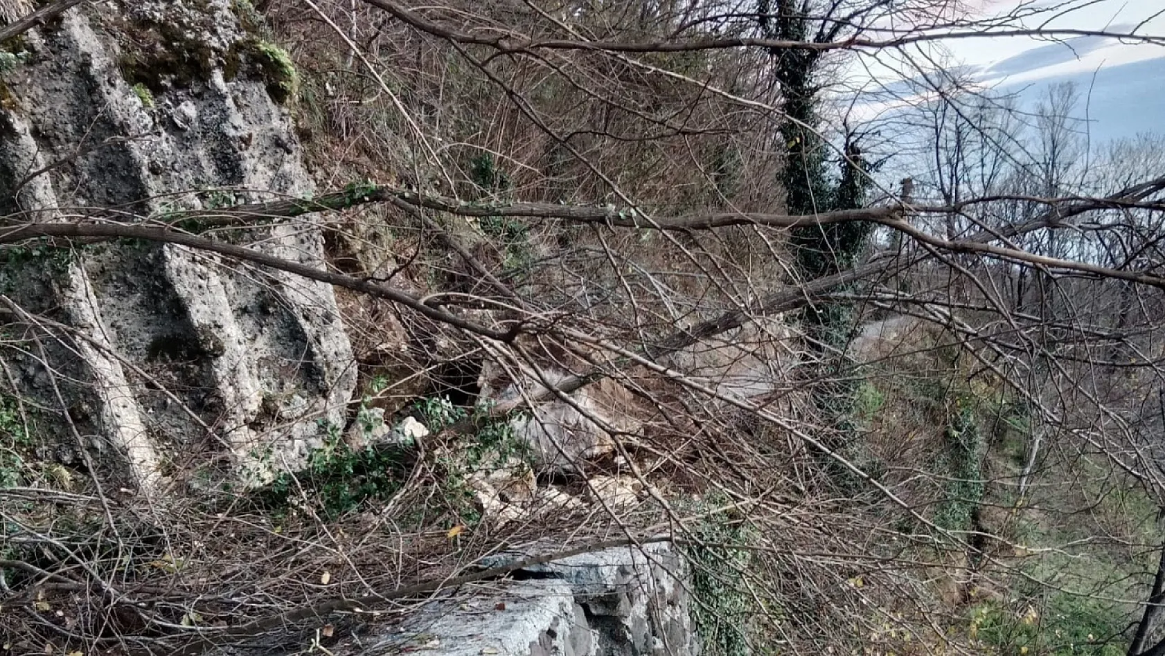 Kayalar yolu ulaşıma kapattı