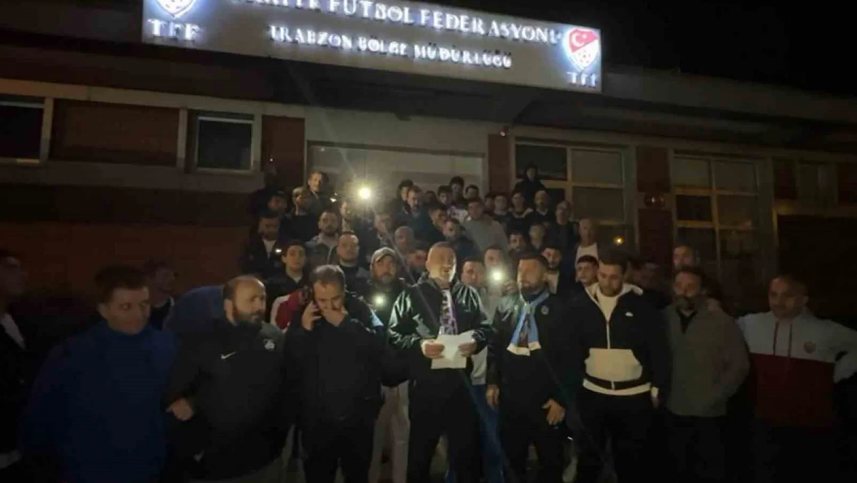 Trabzonspor taraftarları TFF binası önünde toplandı
