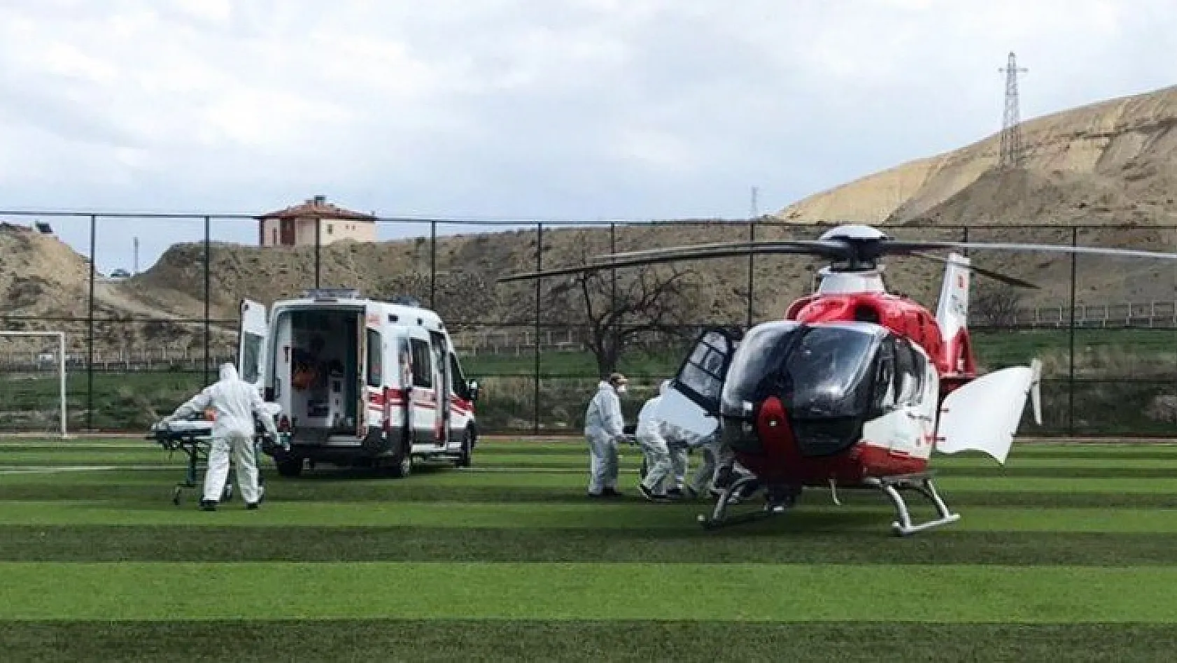 Yaşlı hasta ambulans helikopterle hastaneye ulaştırıldı