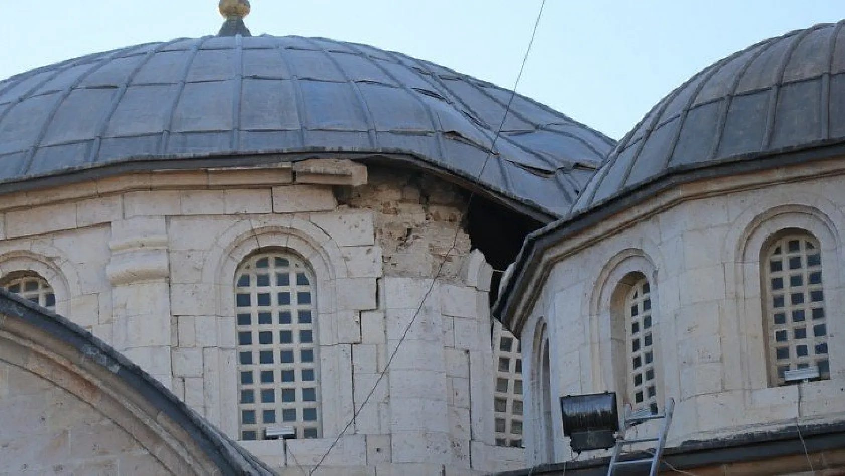 Yeni Caminin kubbesi çöktü Ulu Camide hasar oluştu
