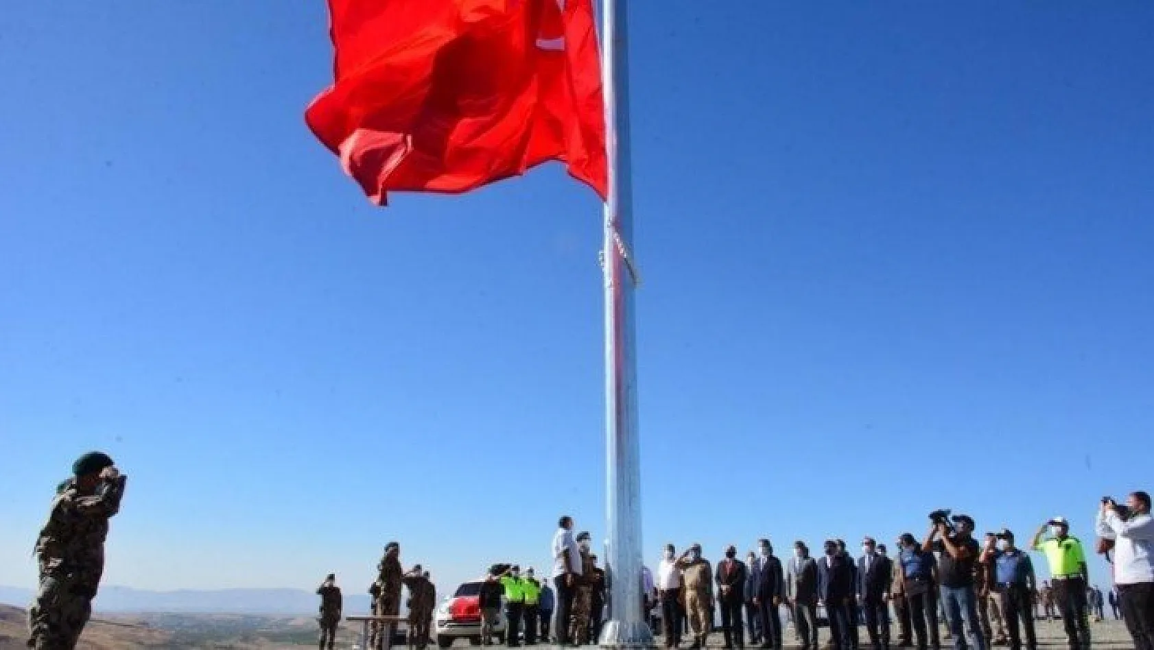 Özel Harekat Binası'na Türk bayrağı