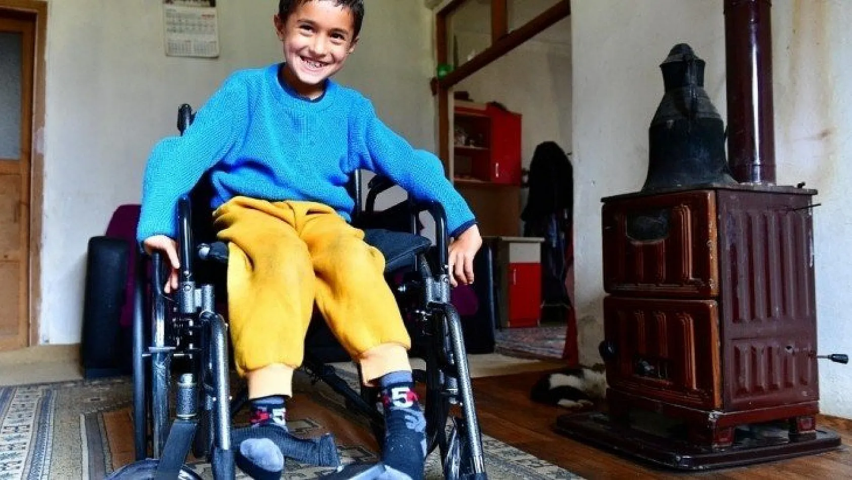 Engelli çocuğa engelli aracı