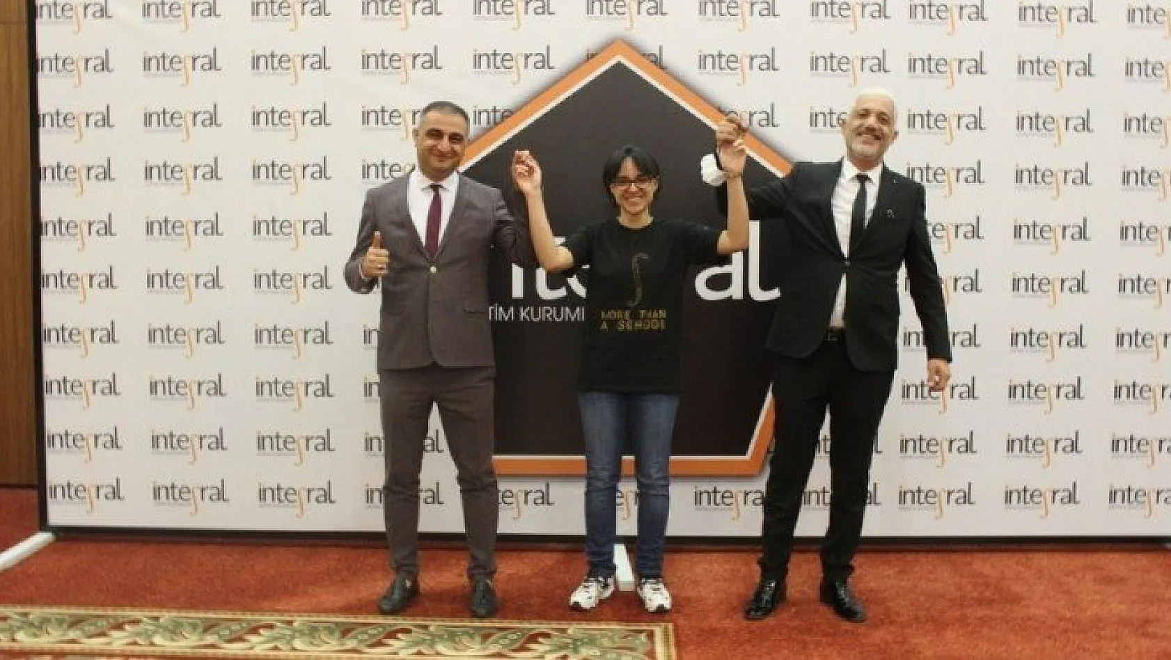 YKS Türkiye birincisi öğrenciye altın ödülü