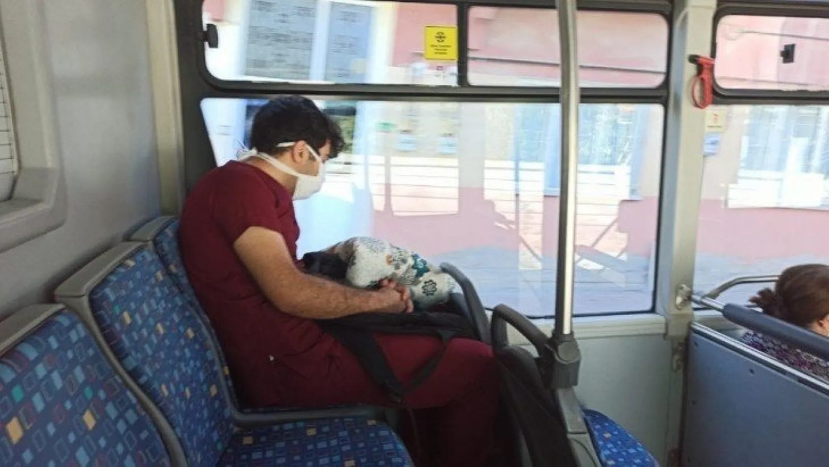 Otobüste uykuya yenik düştü