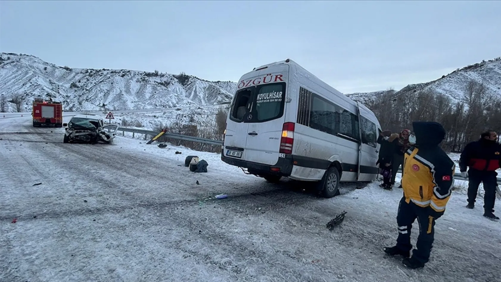 Yolcu minibüsü ile hafif ticari araç çarpıştı 16 yaralı