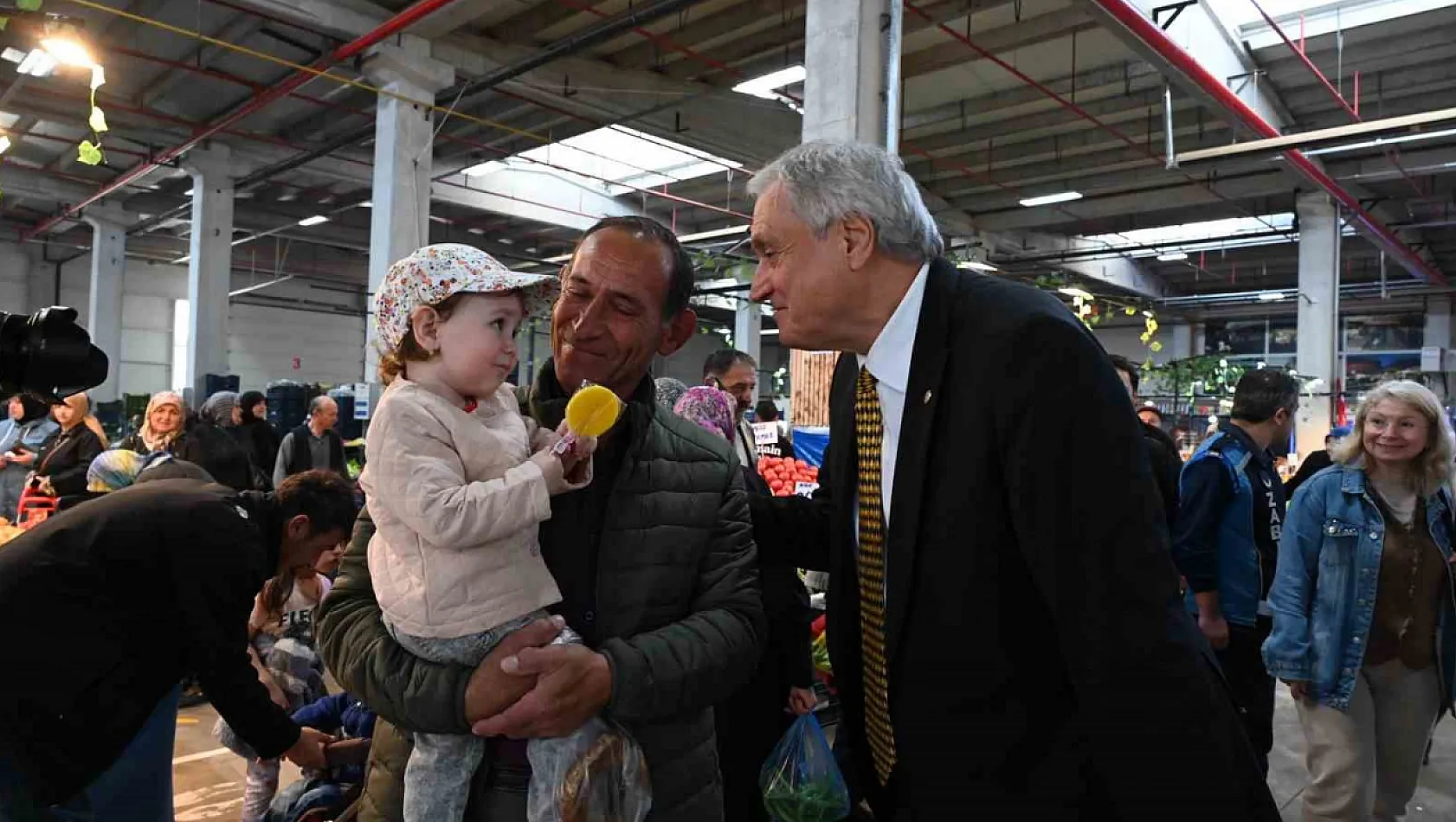 Başkan Bakkalcıoğlu'ndan kapalı pazara ziyaret