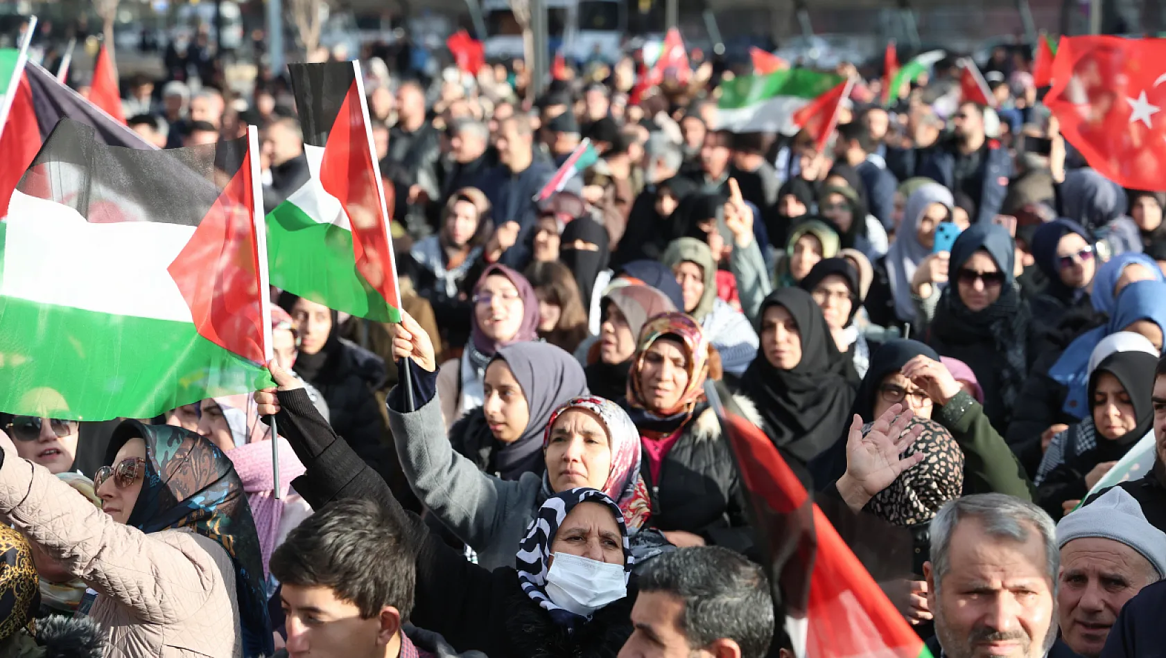 Binlerce kişi Gazze için yürüdü