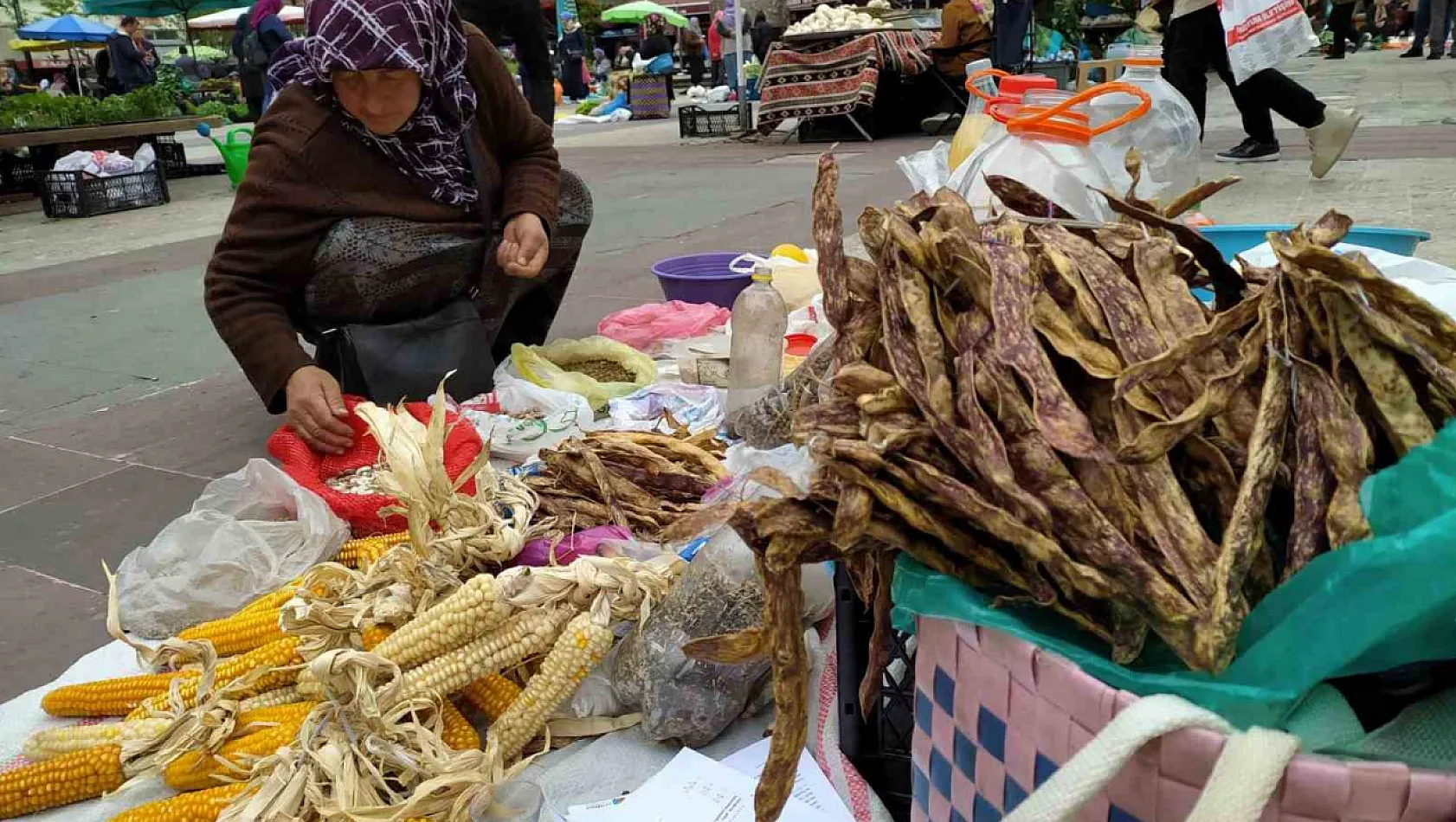 Giresunlu kadınlar, pazarda doğal ürünleri satıyor