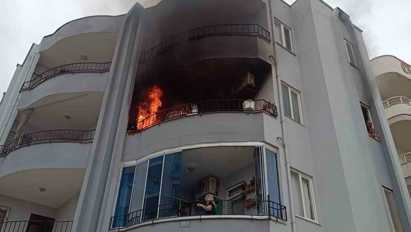 Mersin'de ev yangını: 1 yaralı