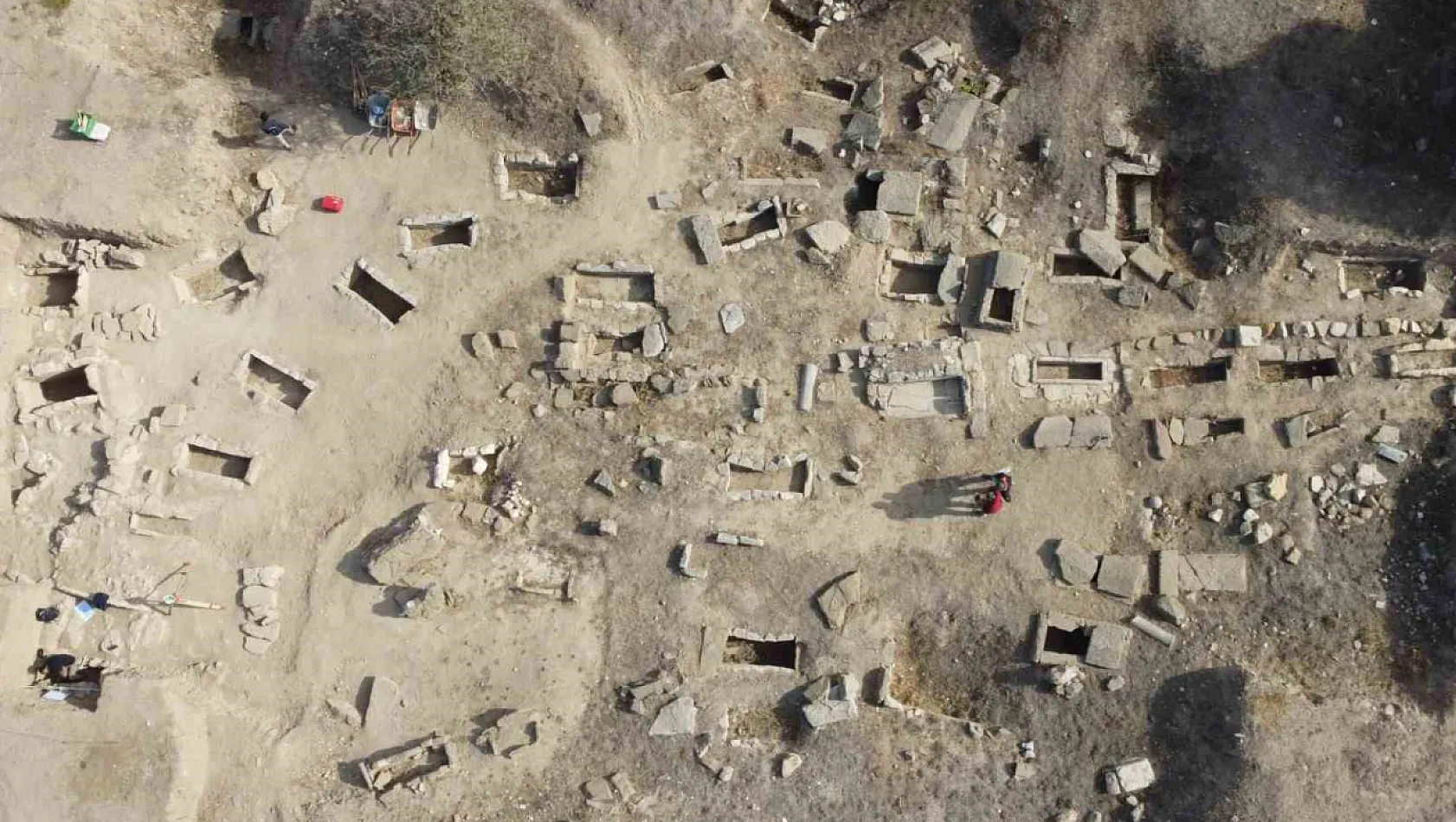 Tenedos'da çocuk mezarlığı keşfedildi