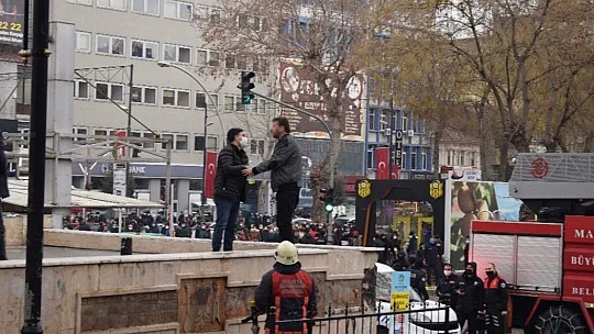 Kendini yakmaya çalıştı