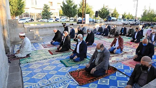 Namazgâhta bayram namazı