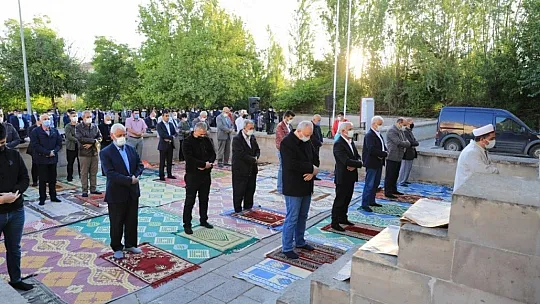 Namazgâhta bayram namazı
