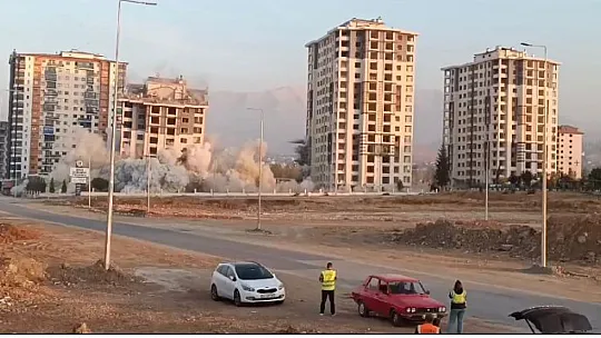 Bostanbaşında ağır hasarlı binalar yıkılıyor