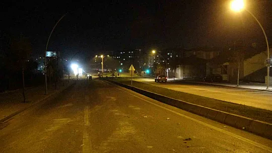 Ağır hasarlı bina yola devrildi