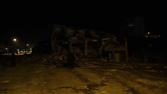Ağır hasarlı bina yola devrildi