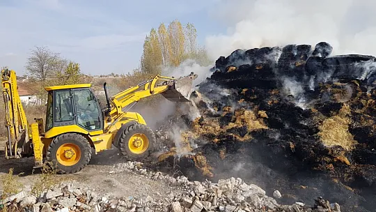 Binlerce balya saman küle döndü