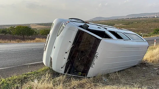 Tarım işçilerini taşıyan minibüs devrildi