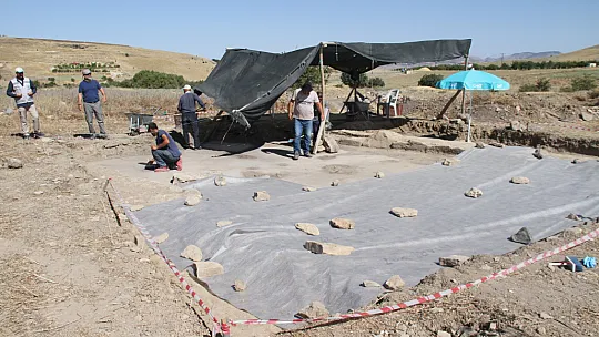 Elazığ'da muhteşem keşif, çiftçi fidan ekerken buldu