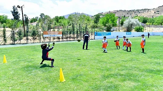 Futbol okulunu ziyaret etti